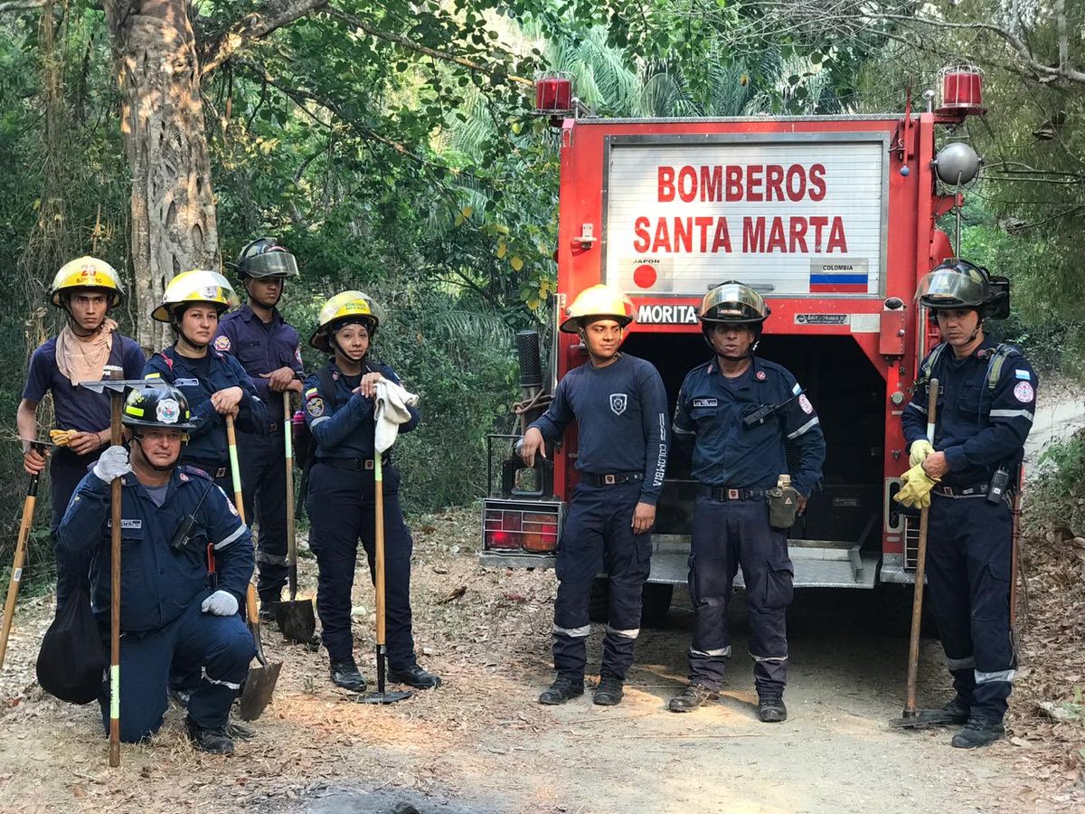 Alcaldía de Santa Marta y Bomberos atienden incendio forestal en Tigreras Alcaldía de Santa Marta y Bomberos atienden incendio forestal en Tigreras