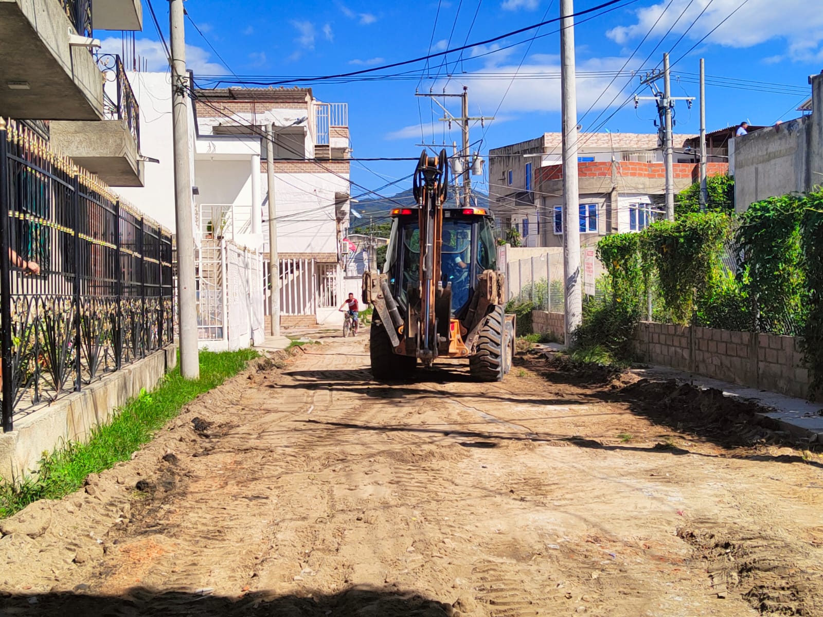 Con maquinaria amarilla Alcaldía Distrital mejoró la movilidad en el barrio Portal de las Avenidas