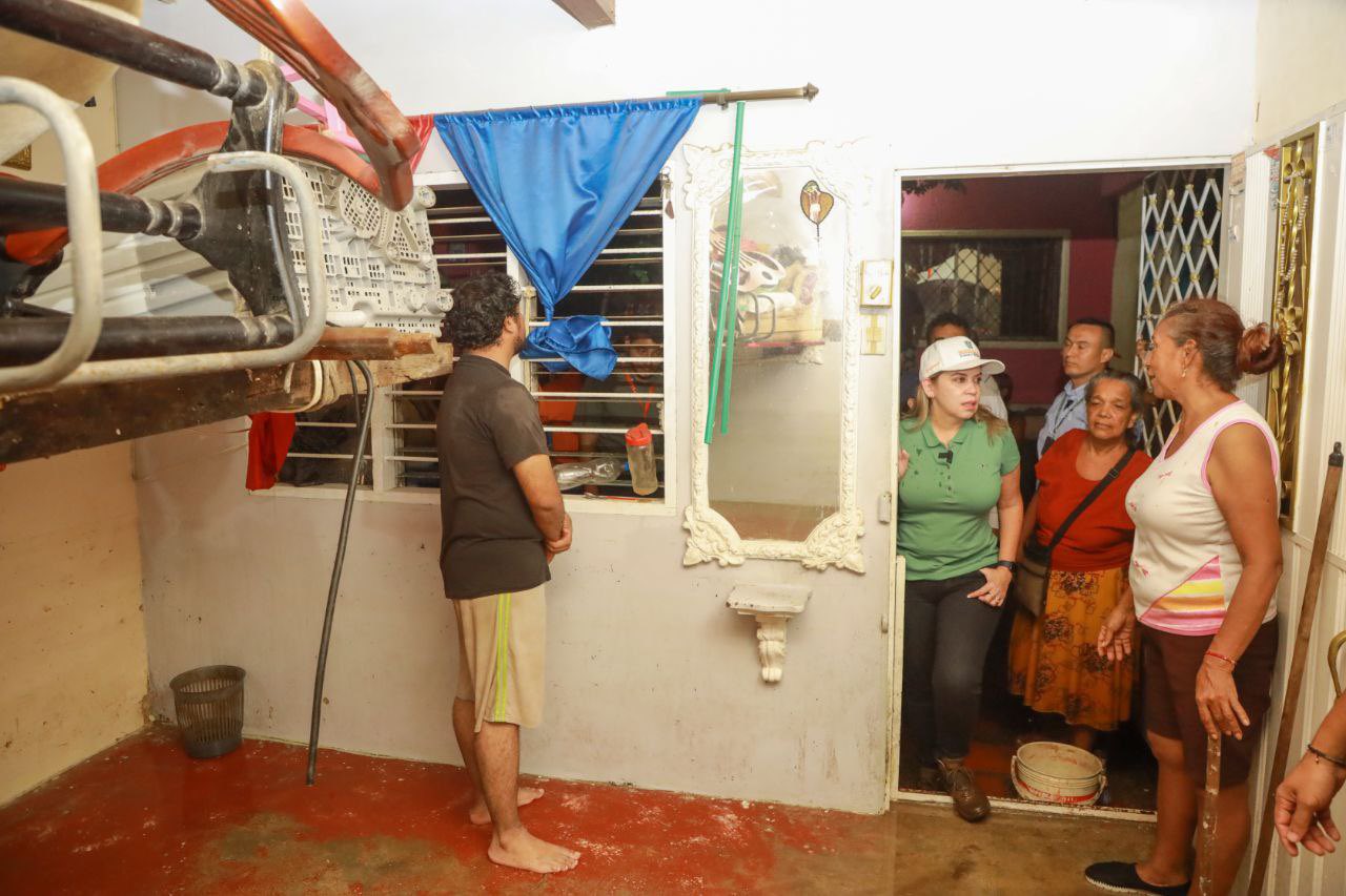 Alcaldesa Virna Johnson atiende a las familias afectadas por desbordamiento del río Manzanares