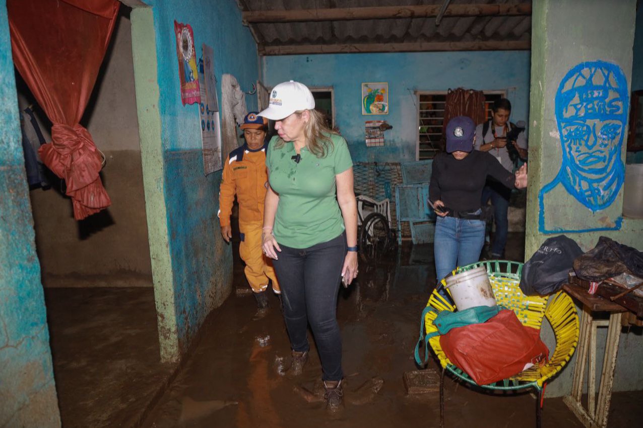 Alcaldesa Virna Johnson atiende a las familias afectadas por desbordamiento del río Manzanares