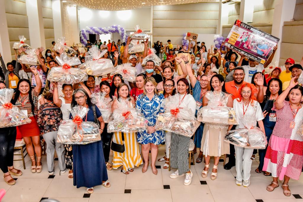 Alcaldesa Virna Johnson entrega unidades productivas a víctimas del conflicto e insumos de trabajo a mujeres artesanas