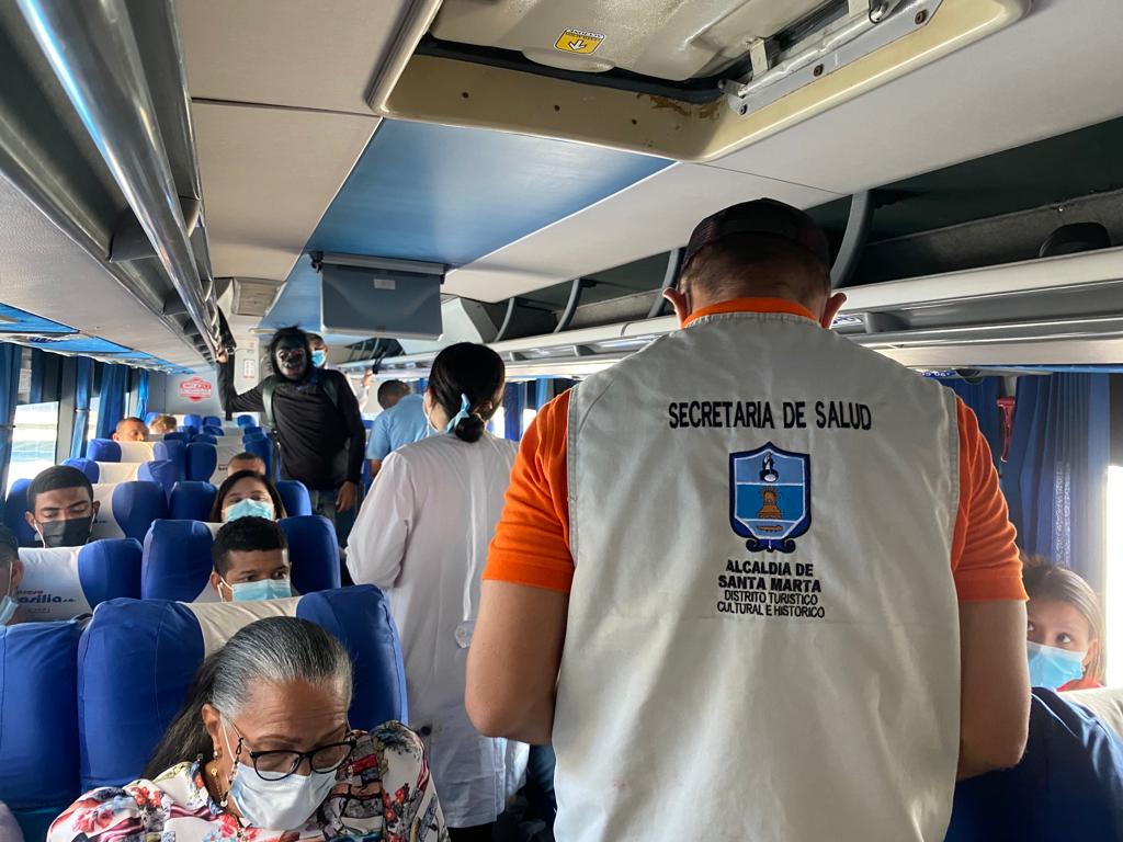 Alcaldía sensibiliza a viajeros de la Terminal de Transportes sobre la prevención de la viruela del mono