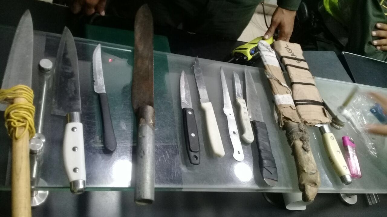 Se incautaron armas blancas y droga Se incautaron armas blancas y droga