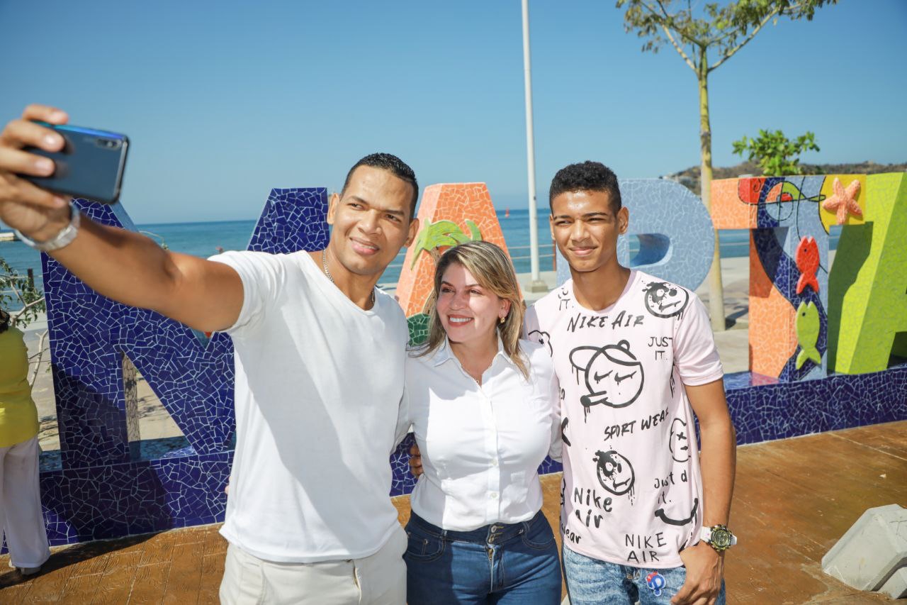  alcaldesa Virna Johnson