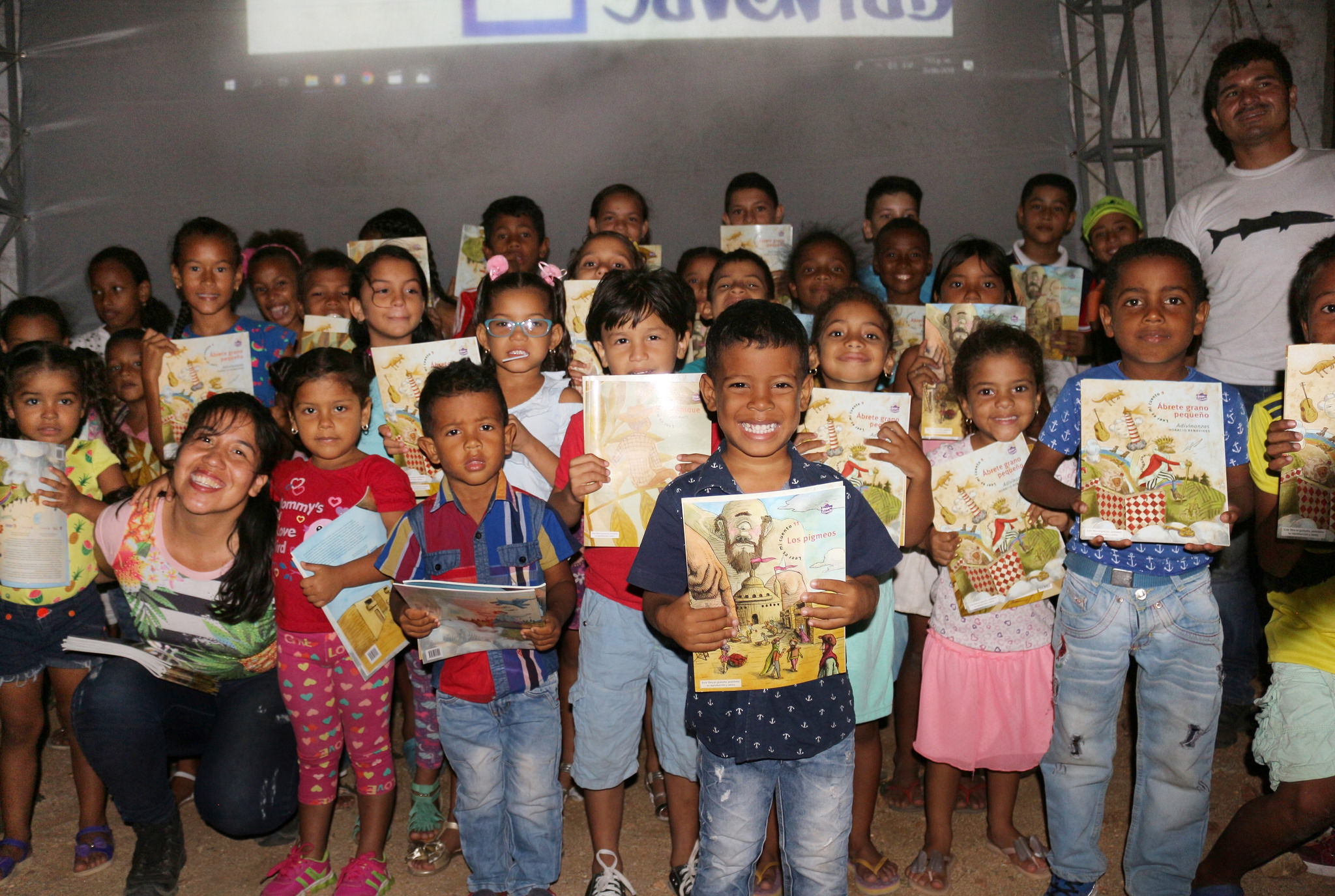 Con apoyo de la Alcaldía Distrital jóvenes realizan intervención artística a 25 viviendas del barrio Junín Con apoyo de la Alcaldía Distrital jóvenes realizan intervención artística a 25 viviendas del barrio Junín