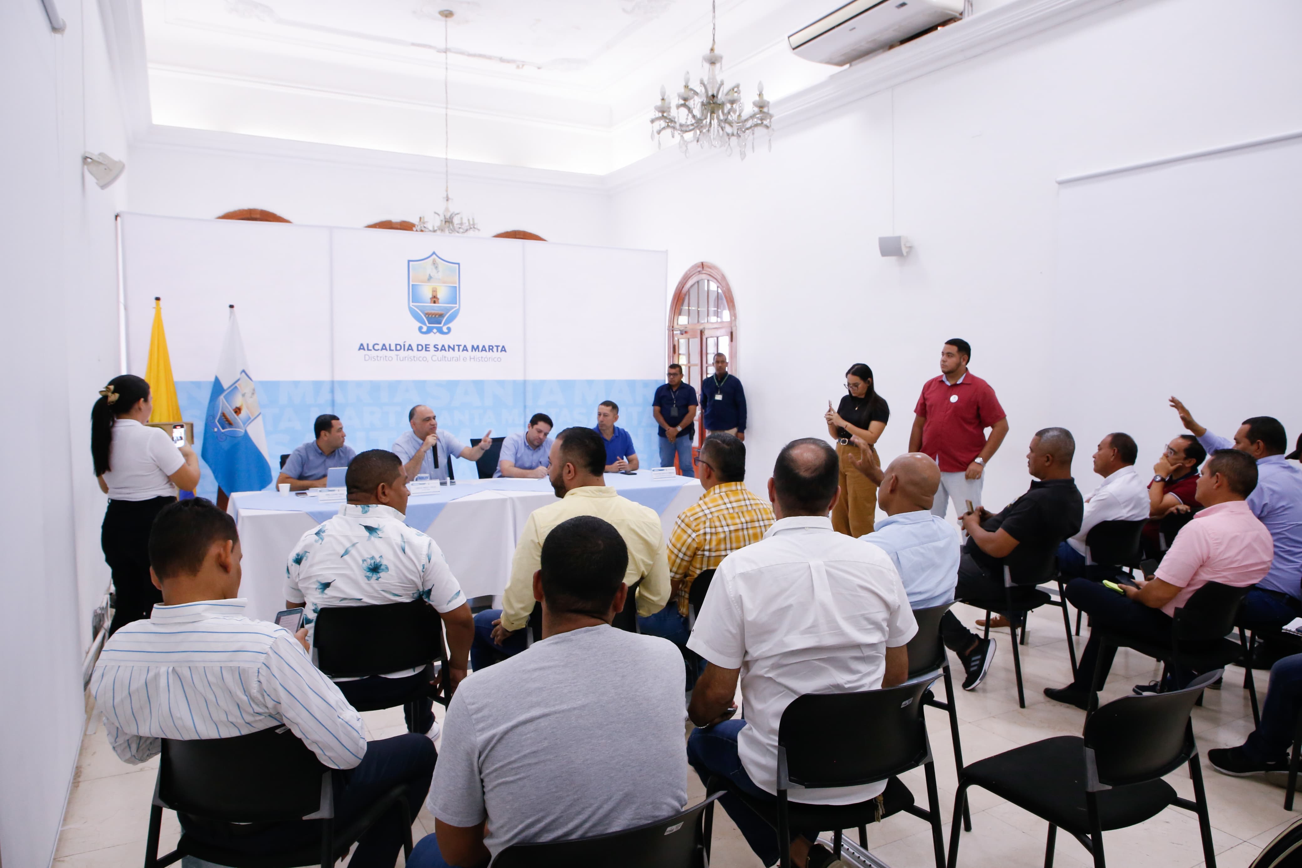 Alcaldía y el gremio taxistas logran consenso ante la nueva medida de pico y placa Alcaldía y el gremio taxistas logran consenso ante la nueva medida de pico y placa