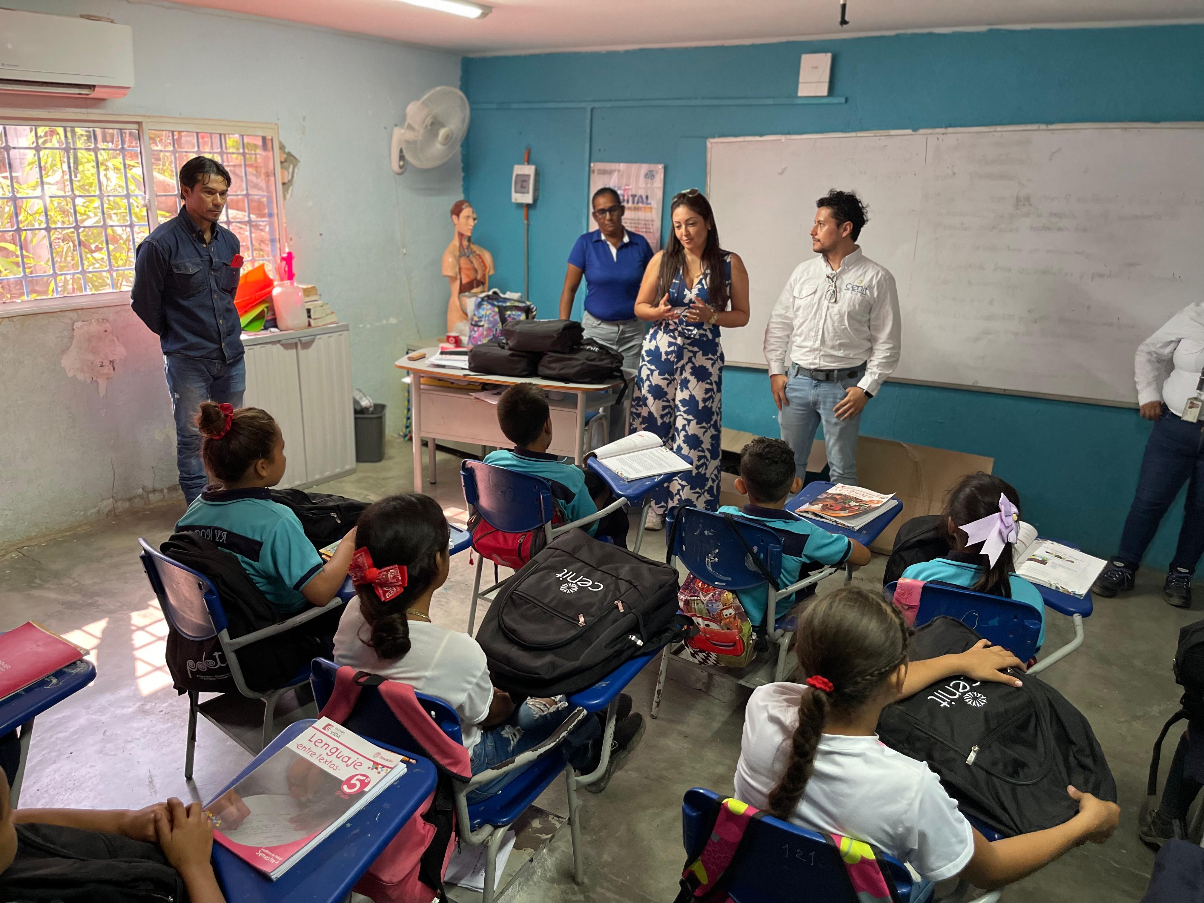 Secretaría de Educación y empresa Cenit entregan más de 2.800 kits escolares en IED de Don Jaca y Aeromar 