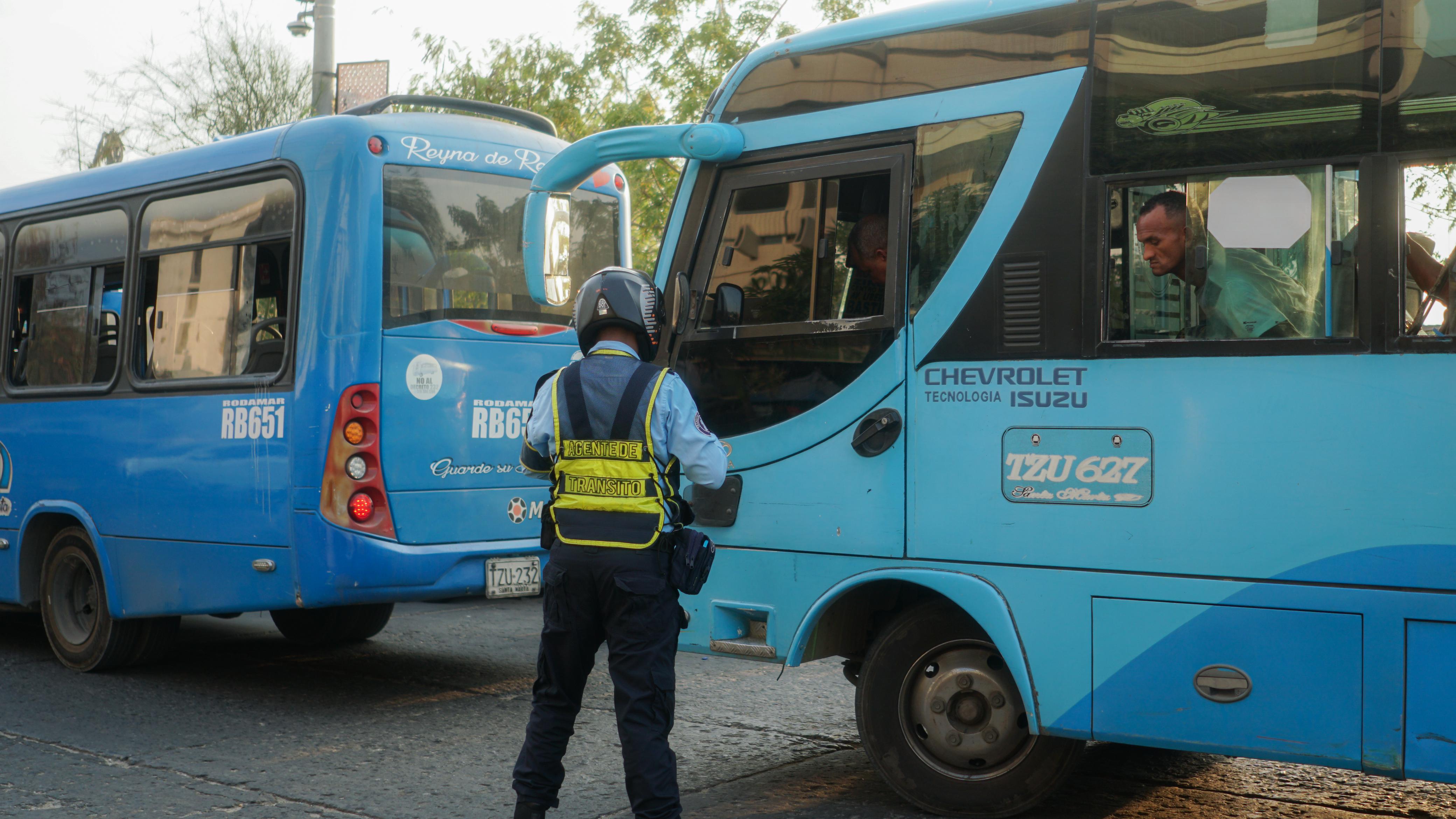 12_buses_de_servicio_público_fueron_inmovilizados_por_no_cumplir_con_la_normativa_de_la_revisión_técnico_mecánica 12_buses_de_servicio_público_fueron_inmovilizados_por_no_cumplir_con_la_normativa_de_la_revisión_técnico_mecánica