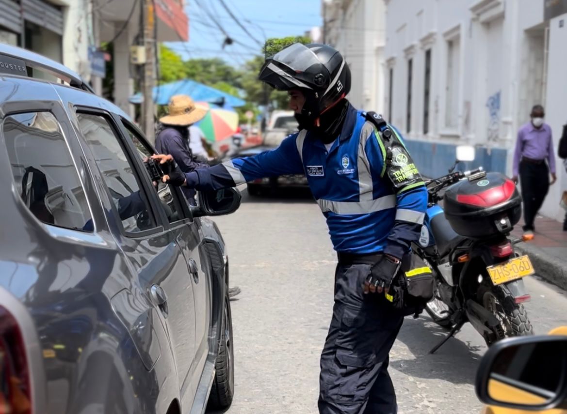 ‘Que no te pillen mal parqueado’, campaña contra el estacionamiento indebido en las calles del distrito