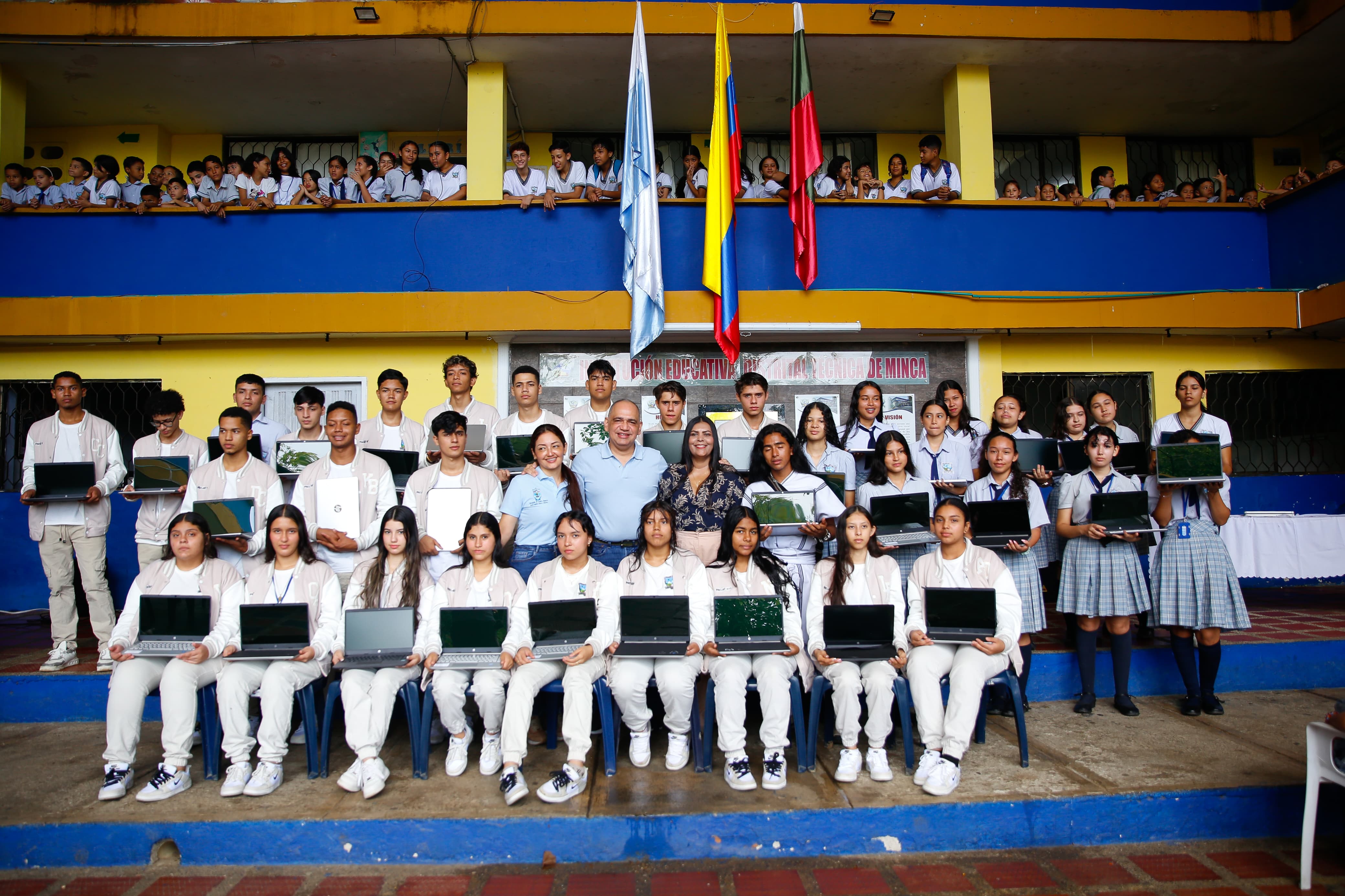¡Estamos cumpliendo! En menos de 6 meses, Santa Marta pasó de 10 a 7 estudiantes por computador ¡Estamos cumpliendo! En menos de 6 meses, Santa Marta pasó de 10 a 7 estudiantes por computador