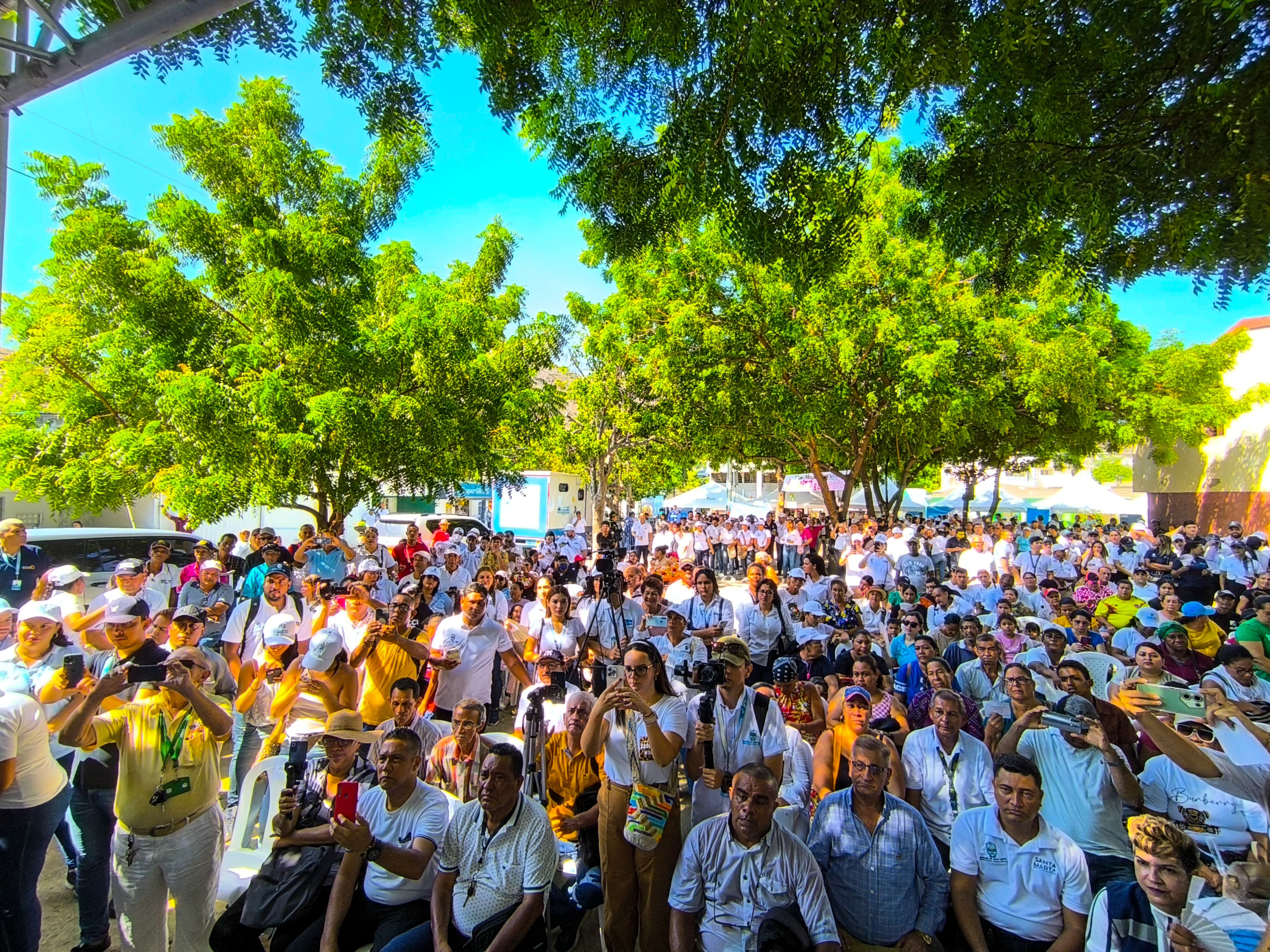 Carlos_Pinedo_Cuello_en_María_Eugenia:_"Esta_administración_está_comprometida_con_la_seguridad_de_sus_habitantes" Carlos_Pinedo_Cuello_en_María_Eugenia:_"Esta_administración_está_comprometida_con_la_seguridad_de_sus_habitantes"