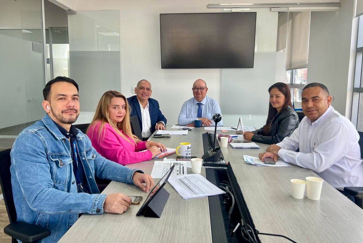 El alcalde Carlos Pinedo Cuello y la secretaria de Educación, Sandra Patricia Muñoz, celebran la disposición del Gobierno Nacional de apoyar financieramente para lograr el objetivo. Pensando siempre en el bienestar de todos los estudiantes que son parte El alcalde Carlos Pinedo Cuello y la secretaria de Educación, Sandra Patricia Muñoz, celebran la disposición del Gobierno Nacional de apoyar financieramente para lograr el objetivo. Pensando siempre en el bienestar de todos los estudiantes que son parte