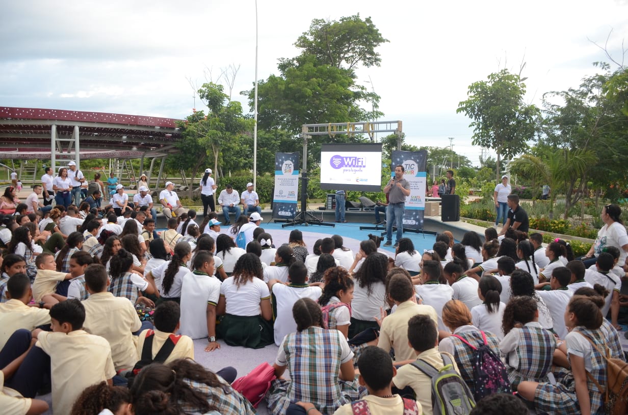 Niños y niñas de la ciudad se comprometen en convertirse en ciudadanos digitales ejemplares Niños y niñas de la ciudad se comprometen en convertirse en ciudadanos digitales ejemplares