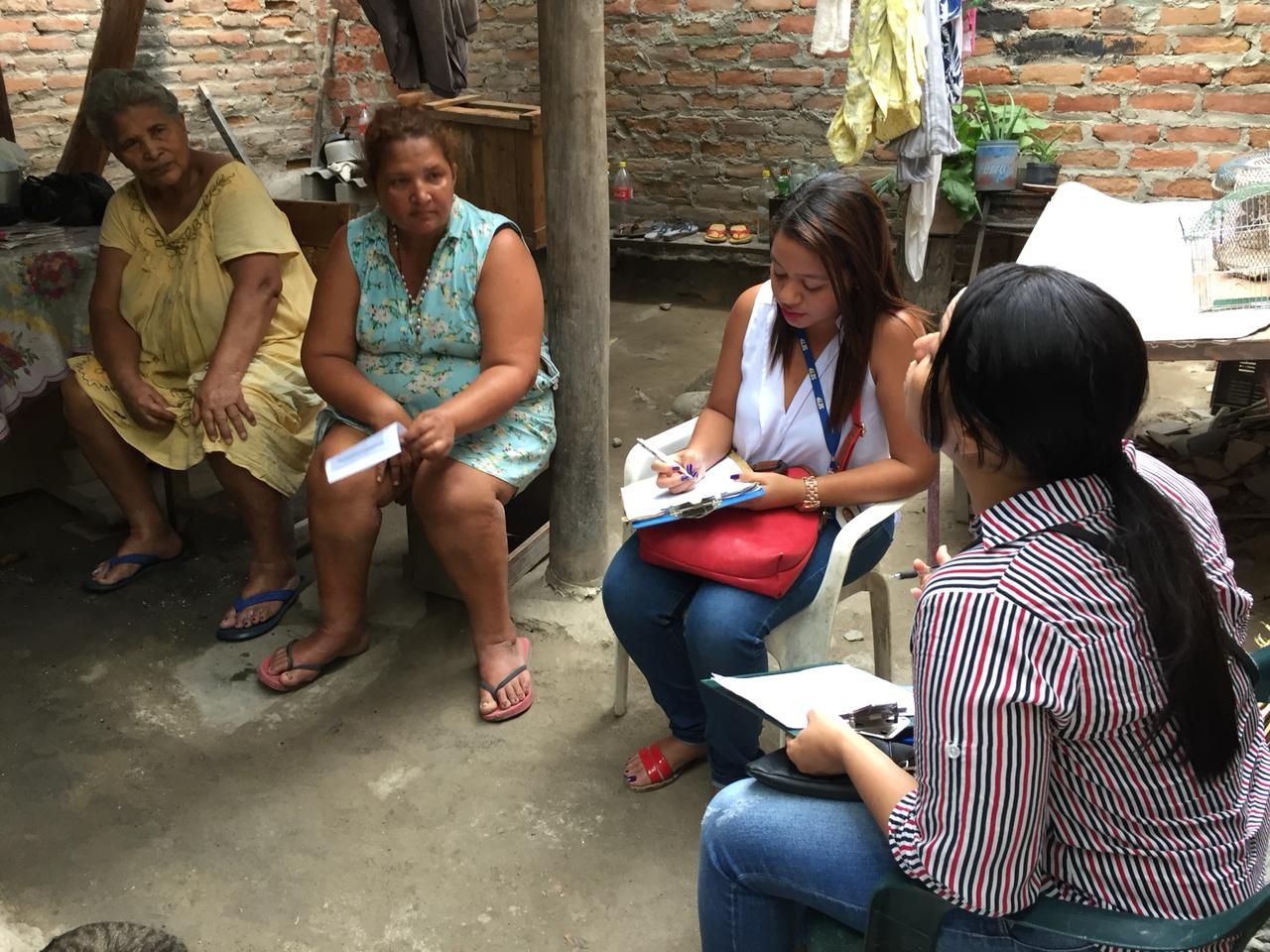 Familias que serán reubicadas reciben capacitación en competencias empresariales Familias que serán reubicadas reciben capacitación en competencias empresariales