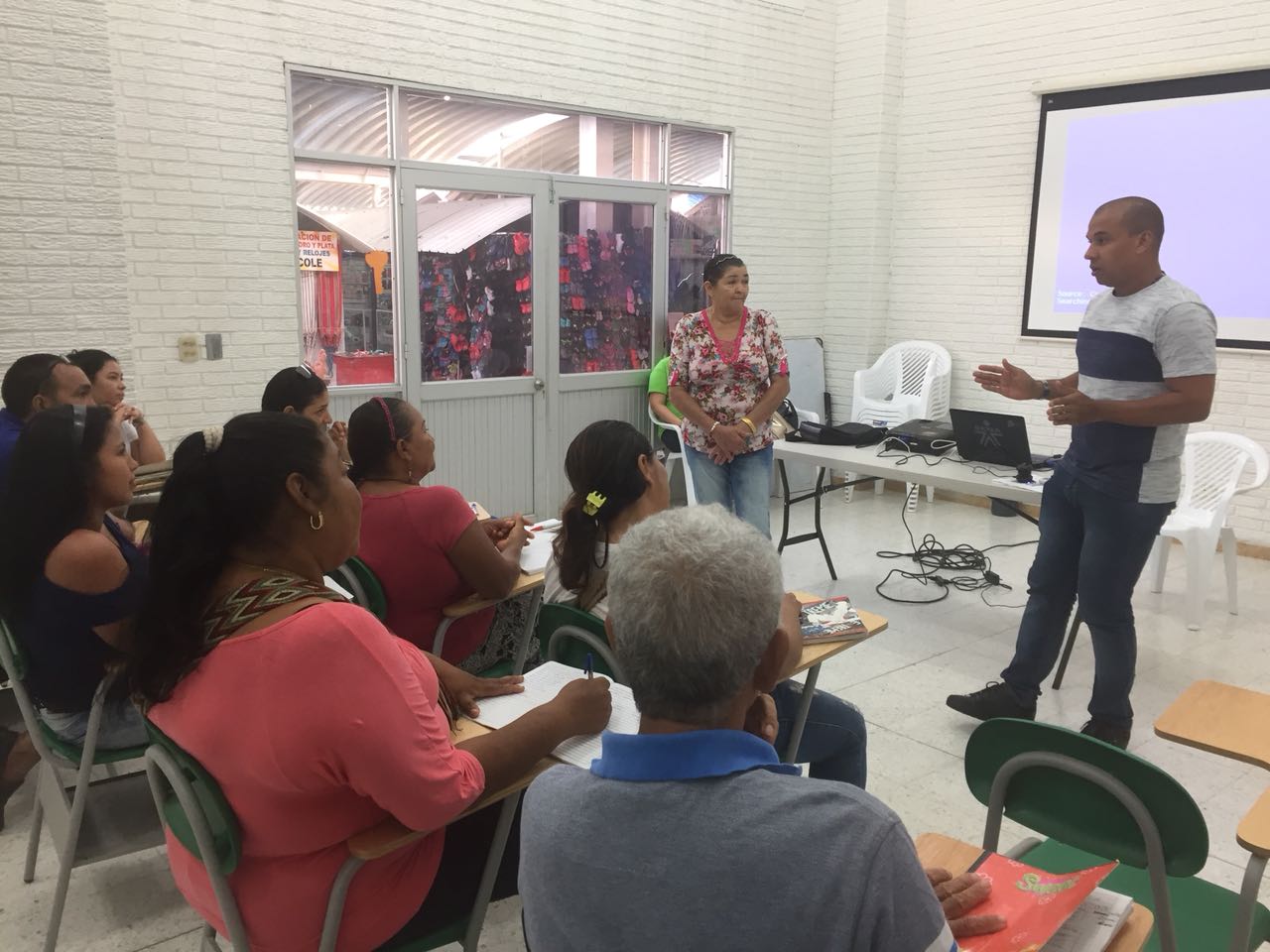 Distrito capacita a vendedores del Mercado Público