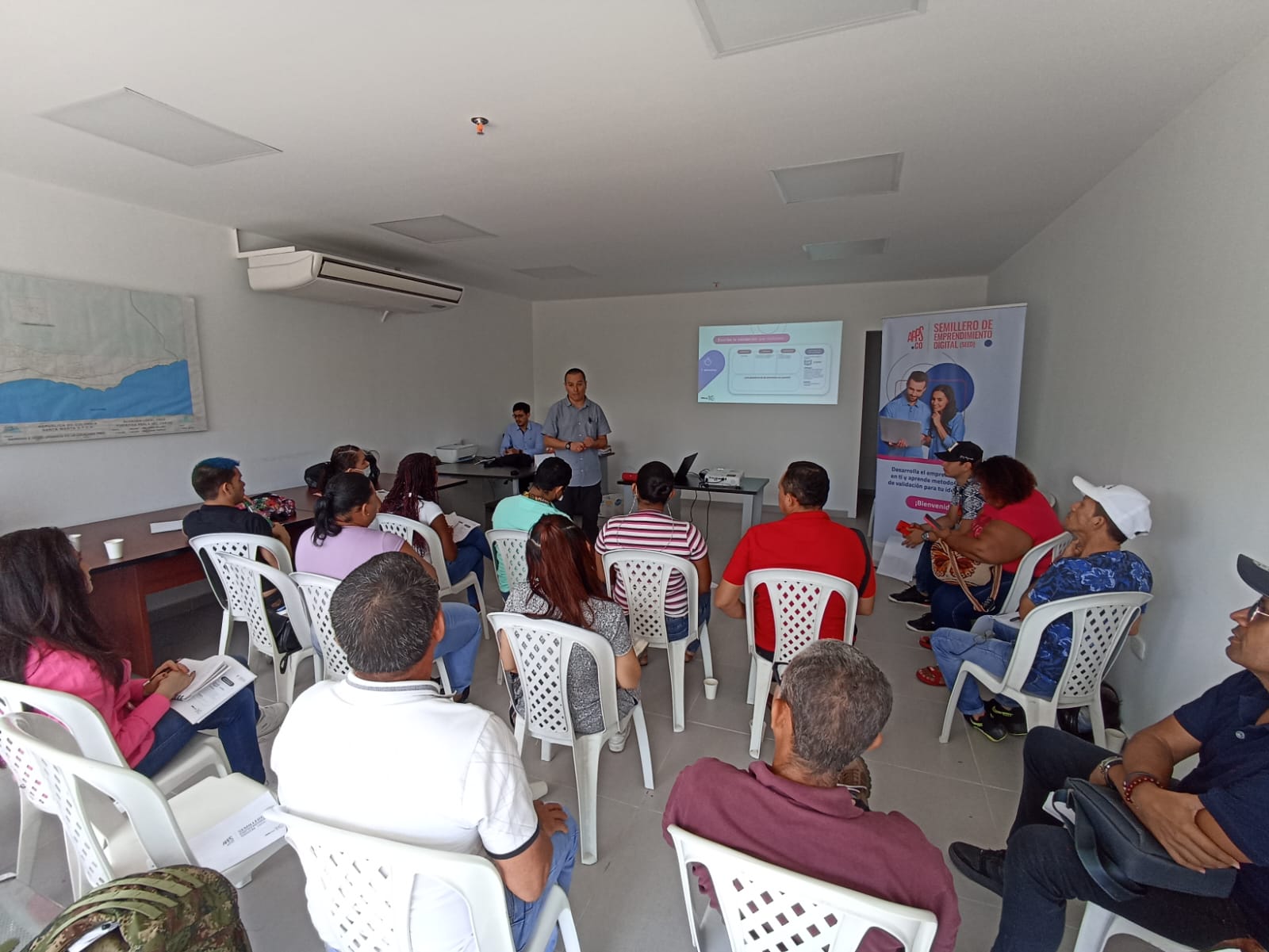 Distrito capacita a 50 emprendedores en estrategias para conquistar nuevos clientes por medio de las TIC’s Distrito capacita a 50 emprendedores en estrategias para conquistar nuevos clientes por medio de las TIC’s