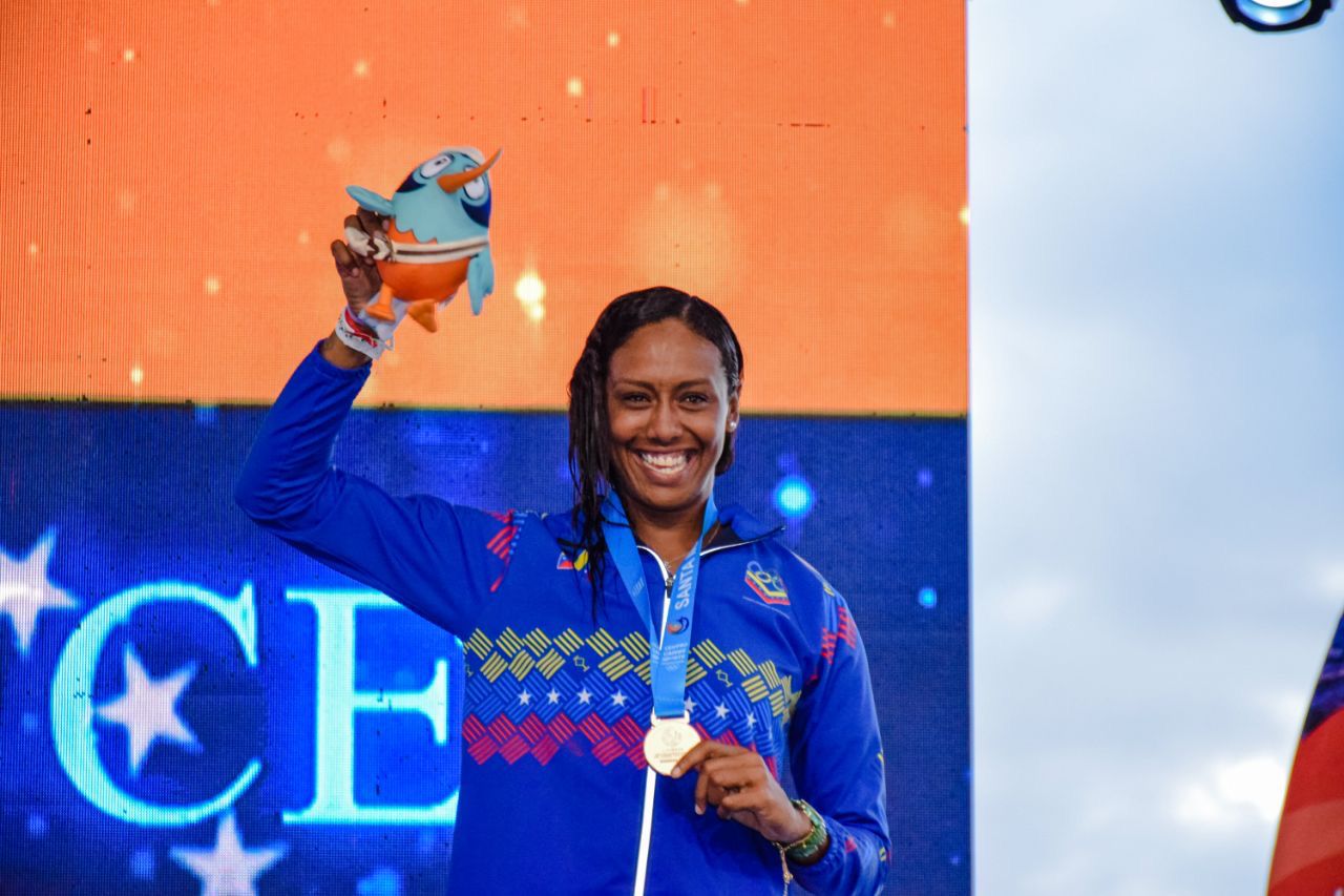 Atletas felices y satisfechos en la ceremonia de premiación de los I Juegos Centroamericanos y del Caribe Mar y Playa