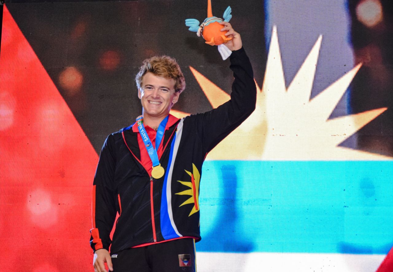 Atletas felices y satisfechos en la ceremonia de premiación de los I Juegos Centroamericanos y del Caribe Mar y Playa