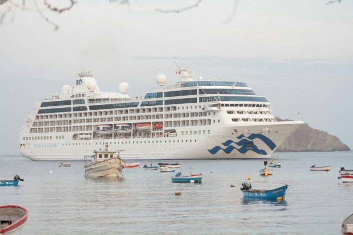 Dos cruceros arriban a la Bahía de Santa Marta Dos cruceros arriban a la Bahía de Santa Marta