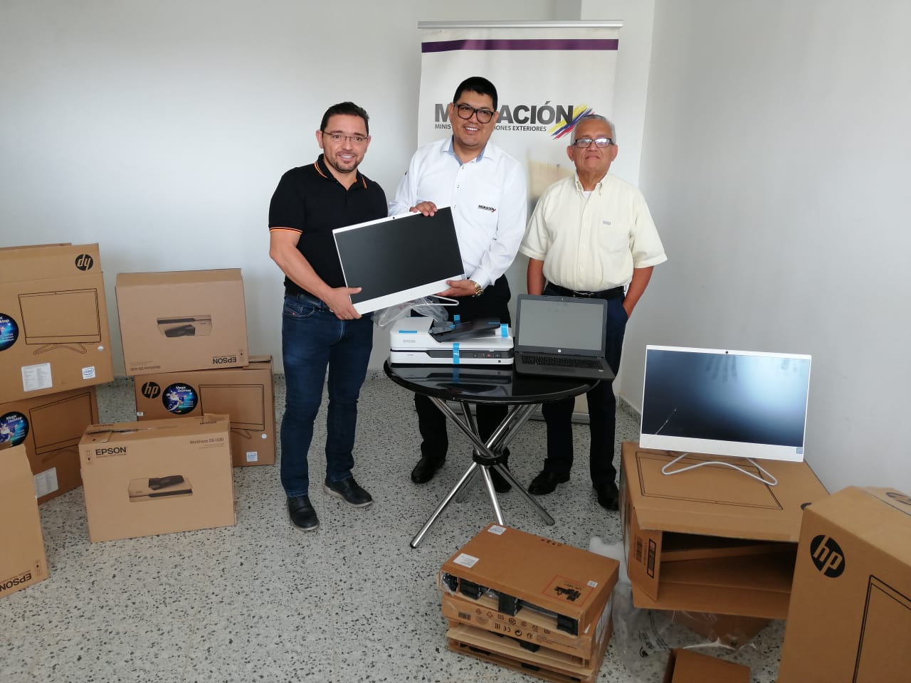 Alcalde entregó dotación tecnológica y de seguridad a Migración Colombia Alcalde entregó dotación tecnológica y de seguridad a Migración Colombia