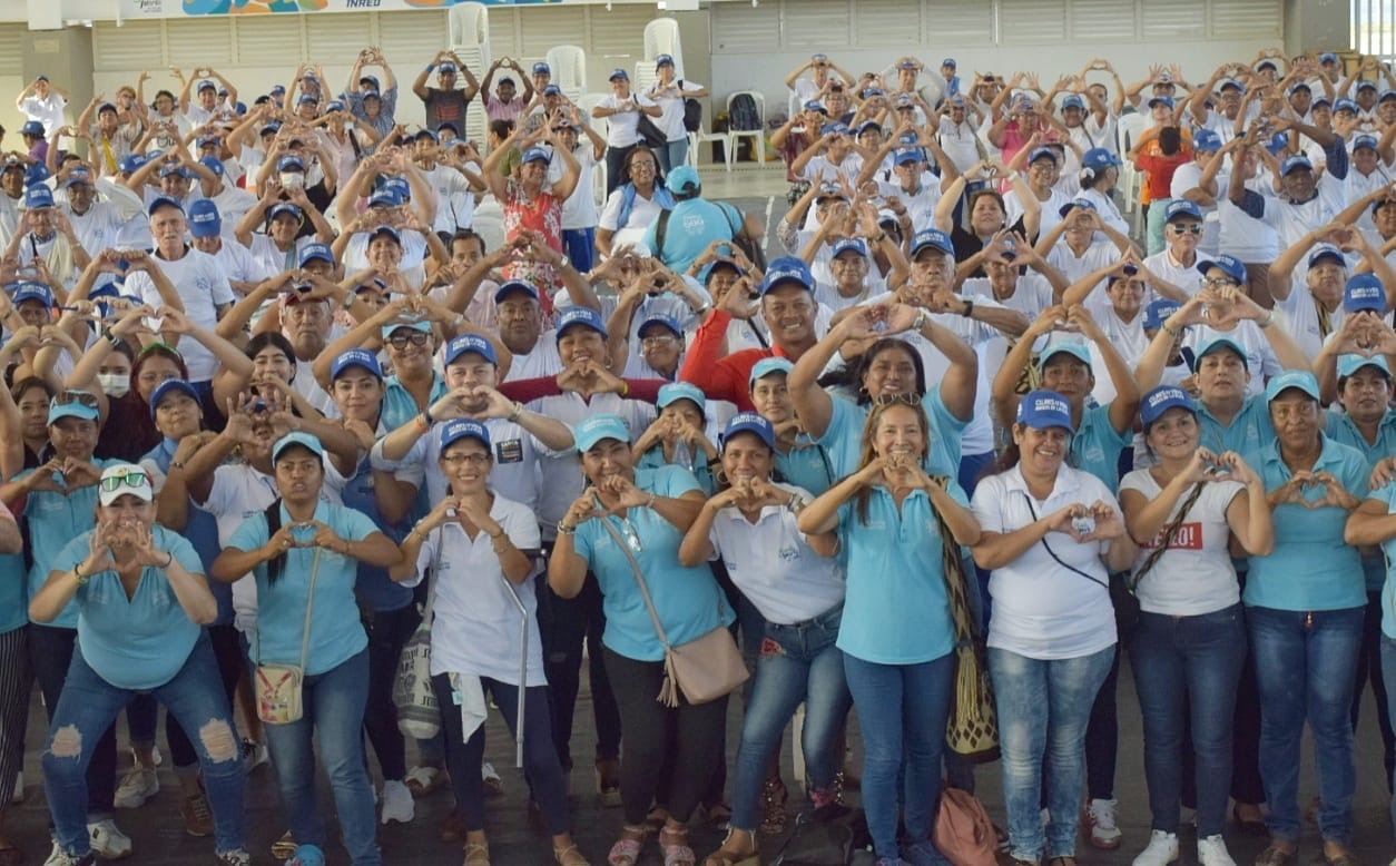 Alcaldía beneficia con 200 kits a adultos mayores del Distrito