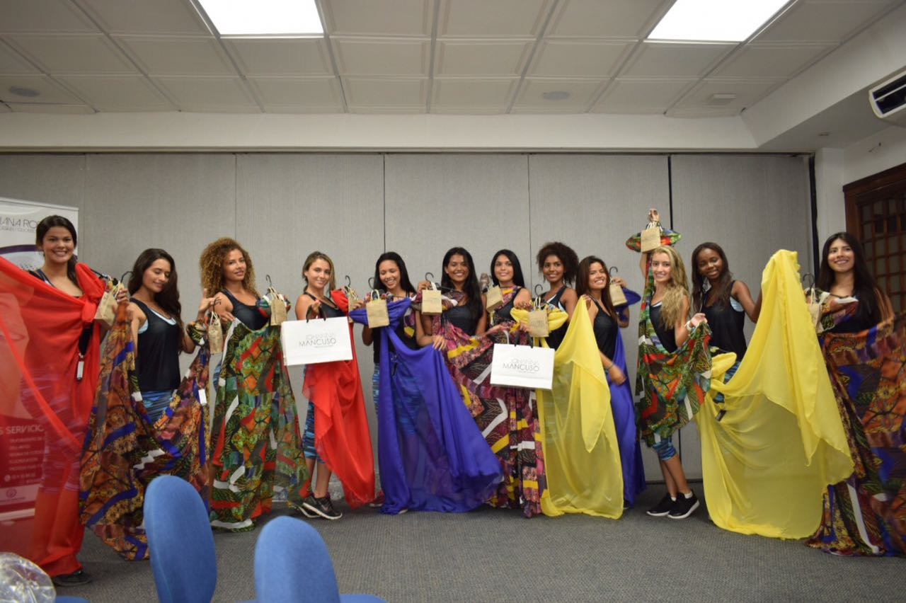 Entrega de Vestuarios a las Capitanas Distritales Entrega de Vestuarios a las Capitanas Distritales