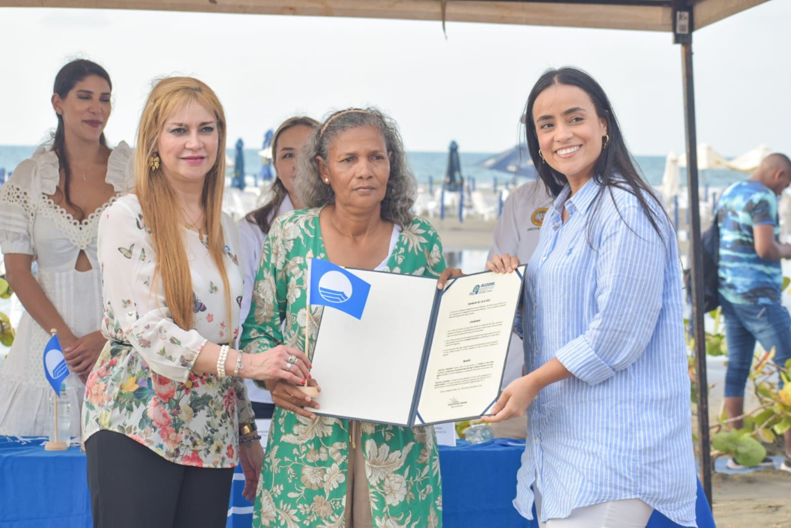 Playa Blanca recibe certificación en calidad ambiental a través de la distinción bandera azul