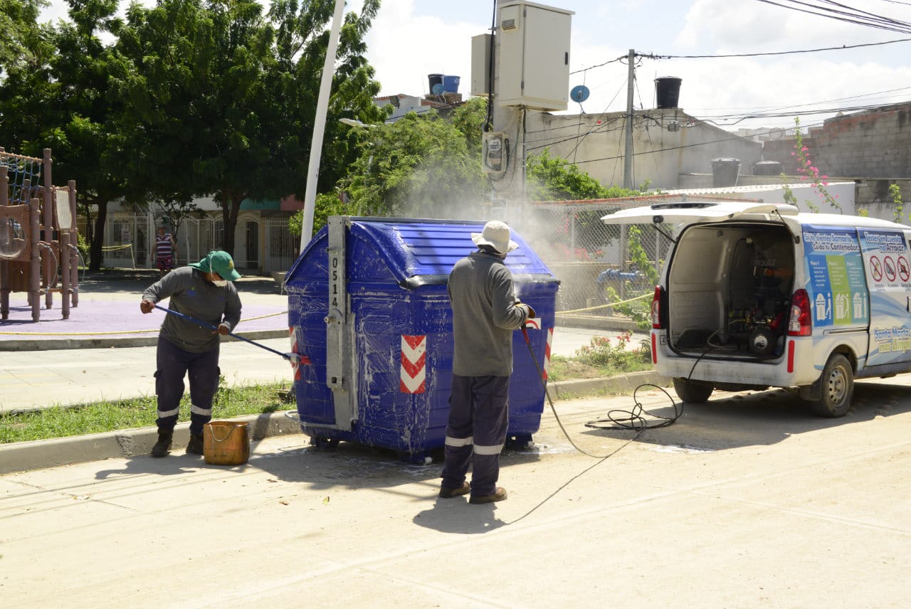 Essmar adelanta lavado de contenedores en el barrio Santa Cruz
