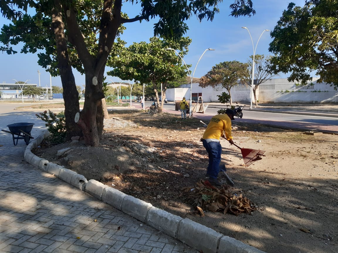 Essmar limpia los alrededores de los escenarios deportivos Essmar limpia los alrededores de los escenarios deportivos