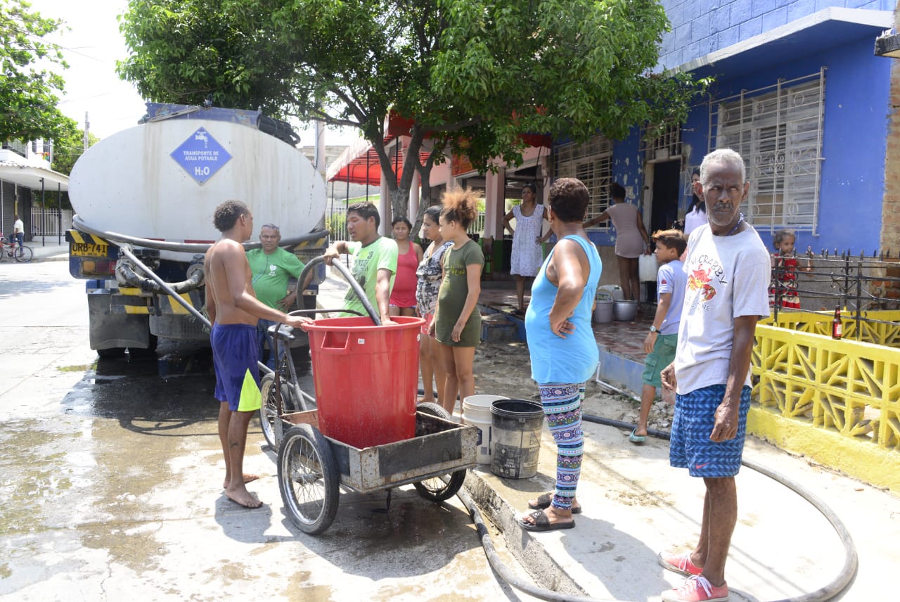 En su primer día de operación, Essmar llevó 984 mil litros de agua a 50 barrios de Santa Marta