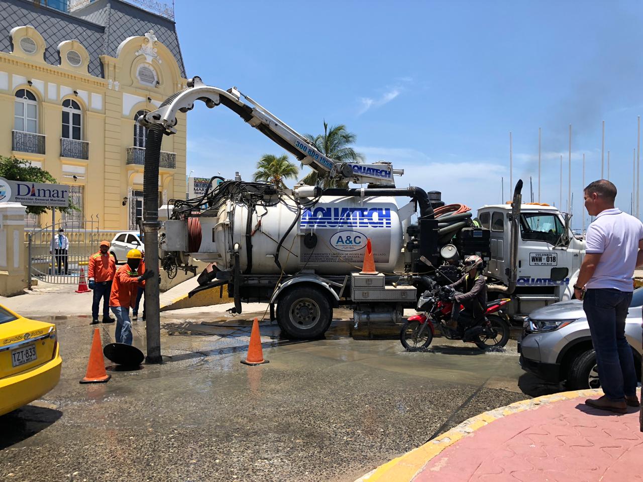 Essmar soluciona en tiempo récord rebosamiento en la calle 22 con primera