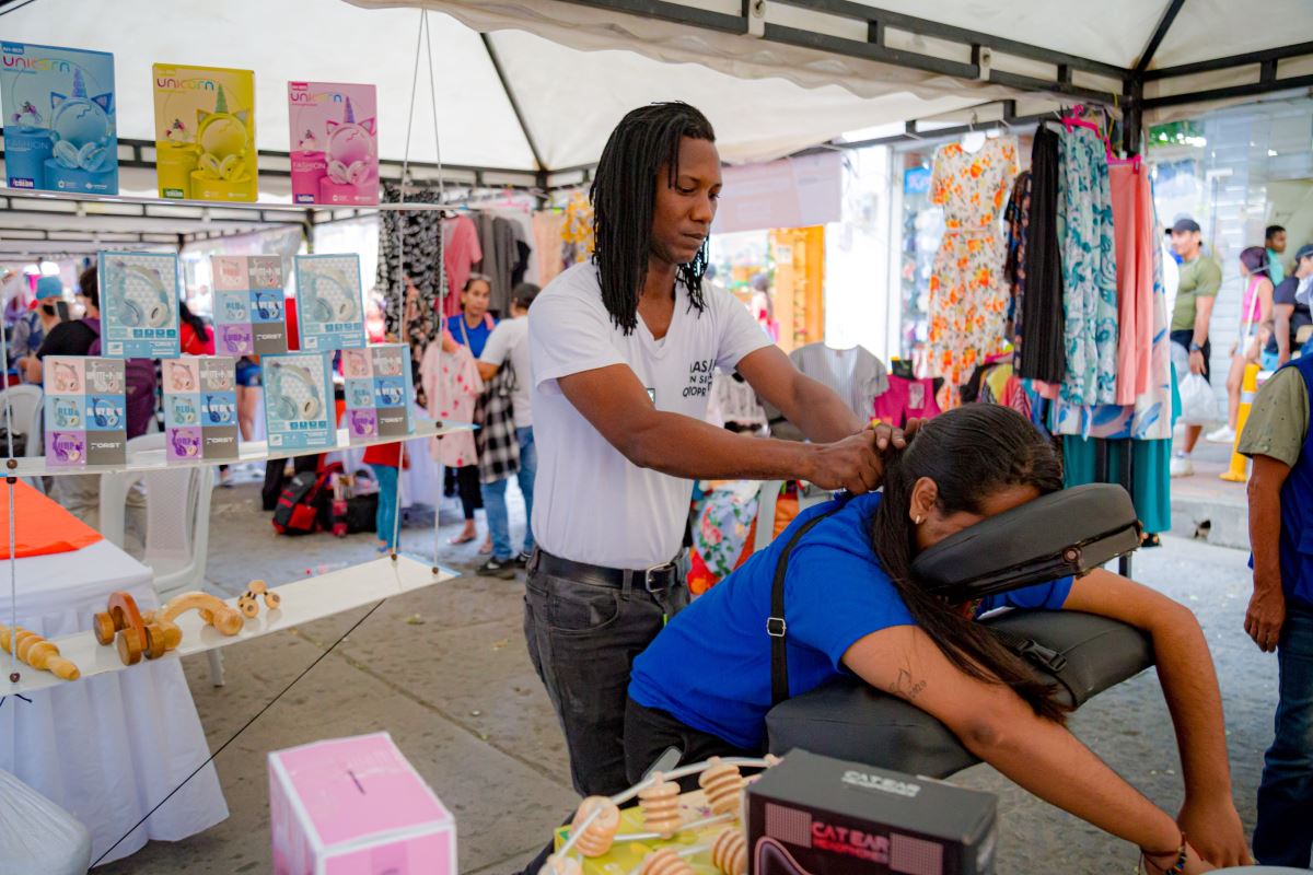 Alcaldía impulsa a comerciantes de la carrera 5ta con Feria de emprendimientos