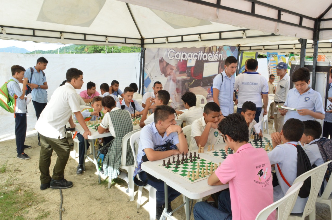 Ajedrez y tablets para los jóvenes en la Feria Temática de Educación