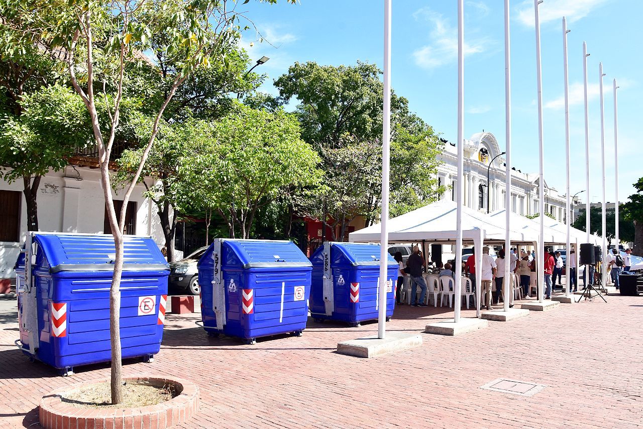 Santa Marta recibe nuevos contenedores de basura para mejorar el servicio de aseo en la ciudad Santa Marta recibe nuevos contenedores de basura para mejorar el servicio de aseo en la ciudad