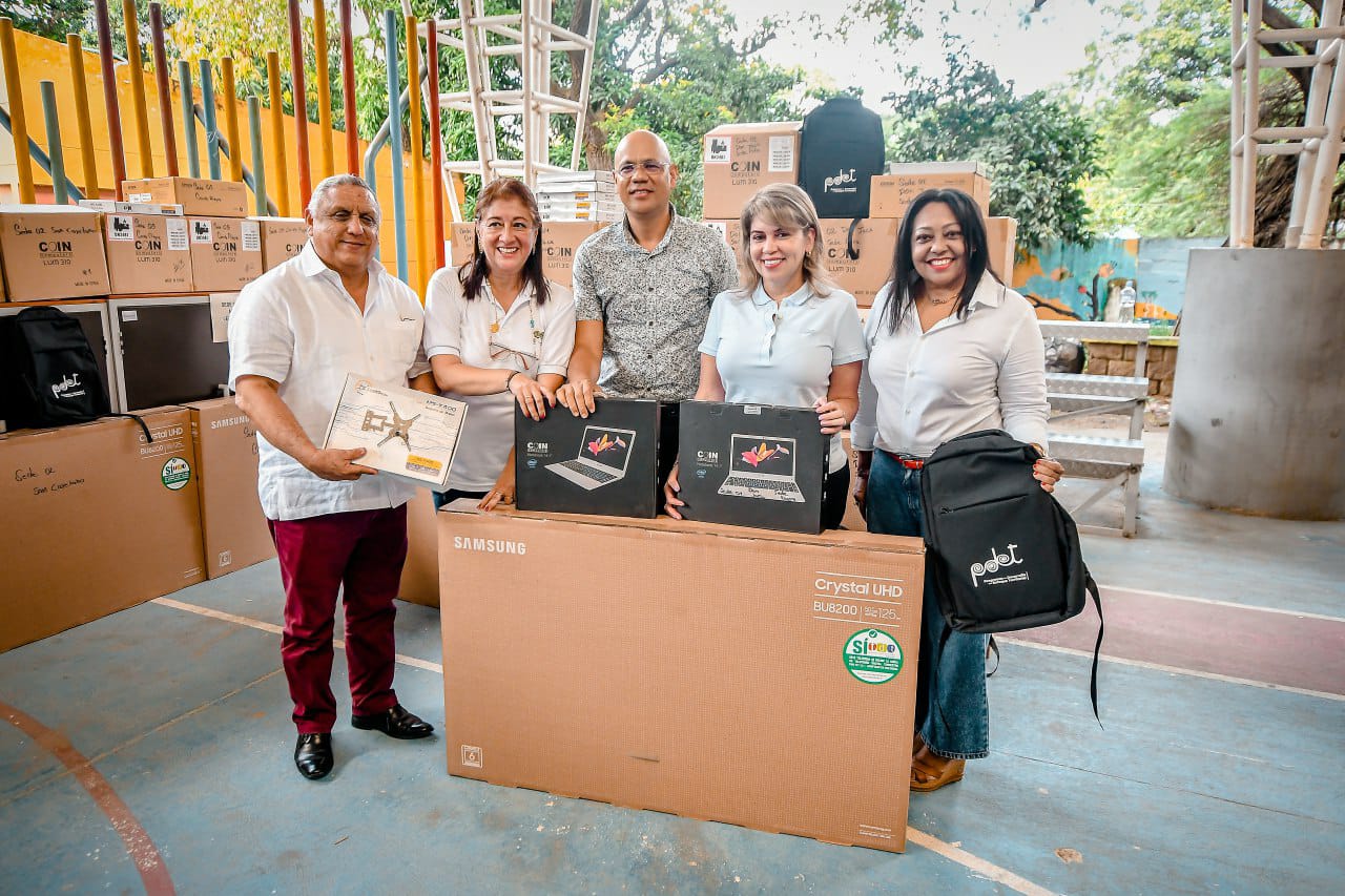Alcaldía Distrital y ART entregaron 491 elementos tecnológicos y mobiliario para 22 sedes educativas del Distrito