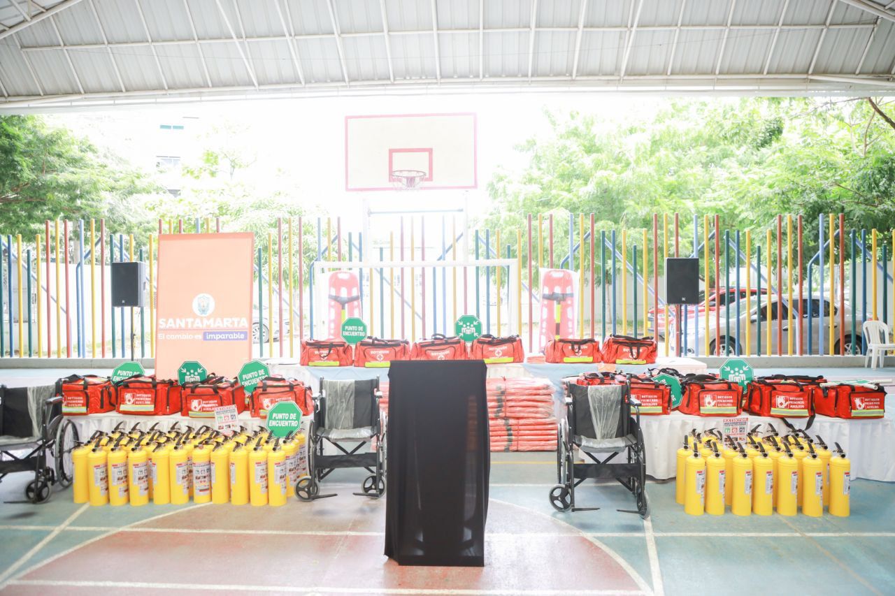 Alcaldía Distrital dota a 70 instituciones educativas con elementos para la atención y prevención del riesgo