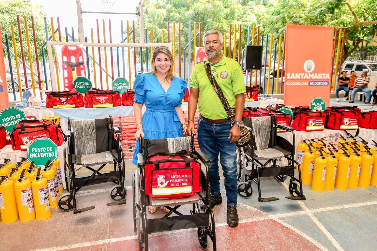 Alcaldía Distrital dota a 70 instituciones educativas con elementos para la atención y prevención del riesgo