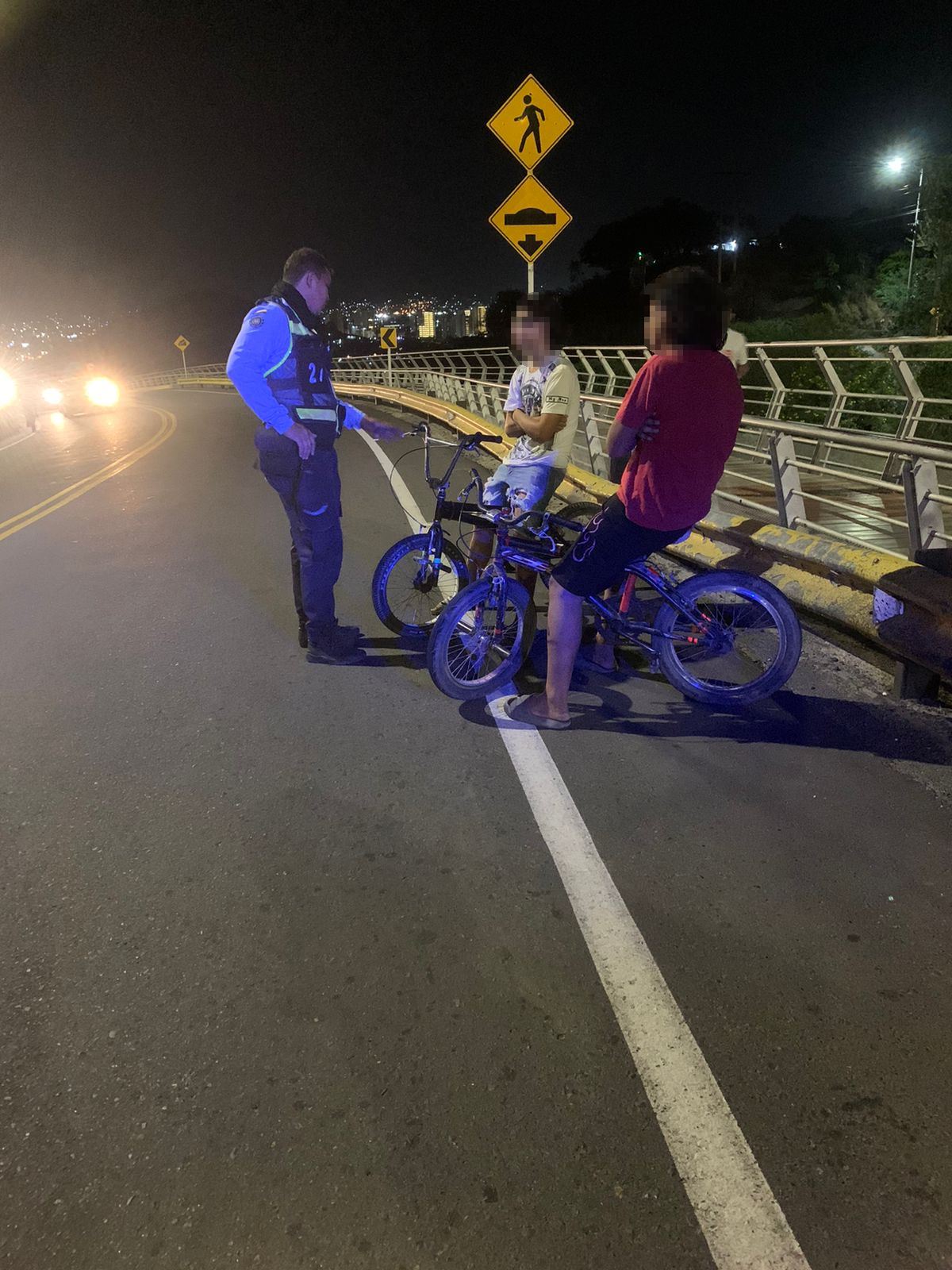 La Alcaldía ejerce acciones para evitar que jóvenes en bicicleta realicen maniobras peligrosas en la vía al Ziruma La Alcaldía ejerce acciones para evitar que jóvenes en bicicleta realicen maniobras peligrosas en la vía al Ziruma