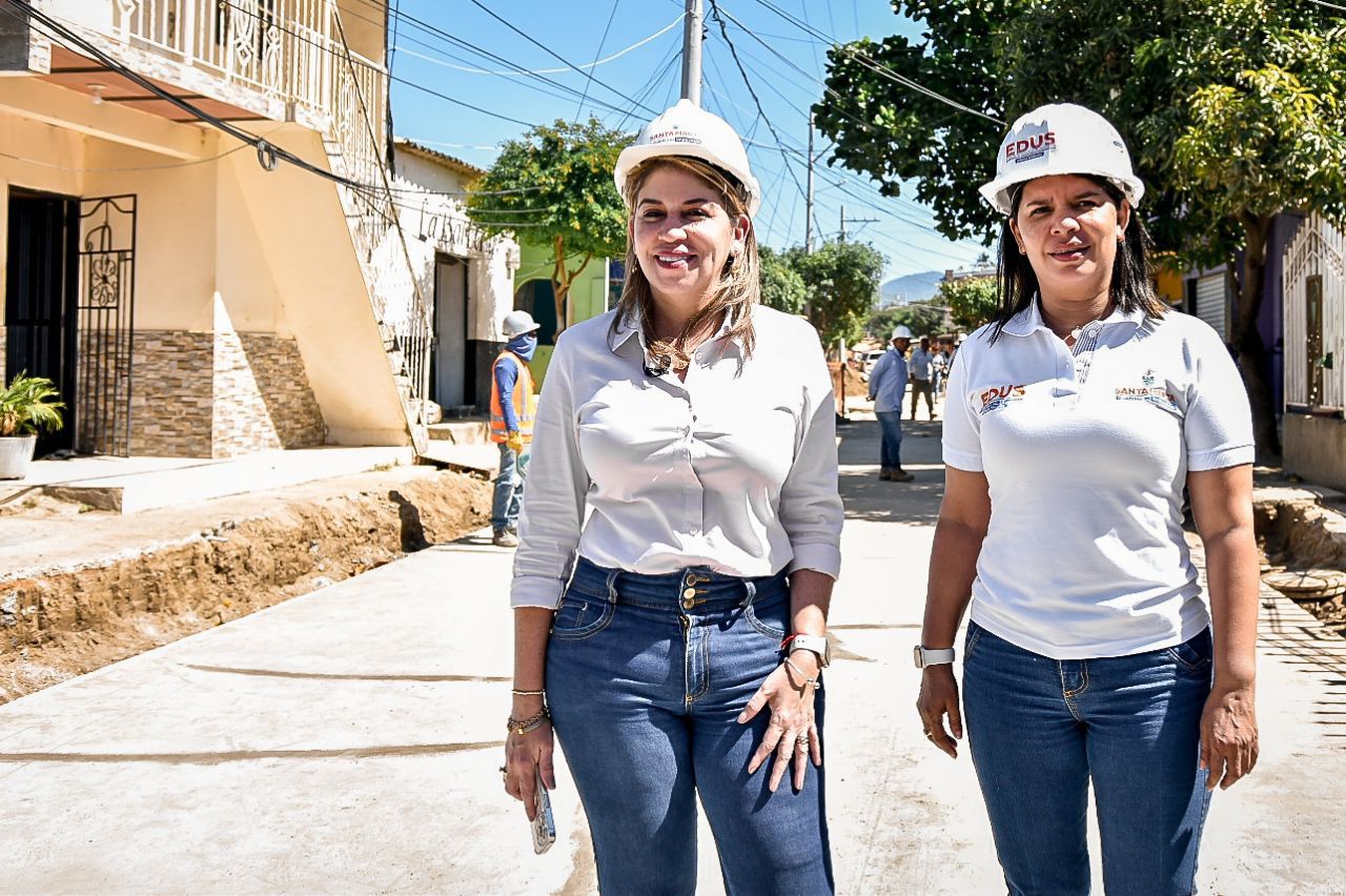 1.400 familias del Once de Noviembre se benefician con pavimentación del anillo vial 1.400 familias del Once de Noviembre se benefician con pavimentación del anillo vial