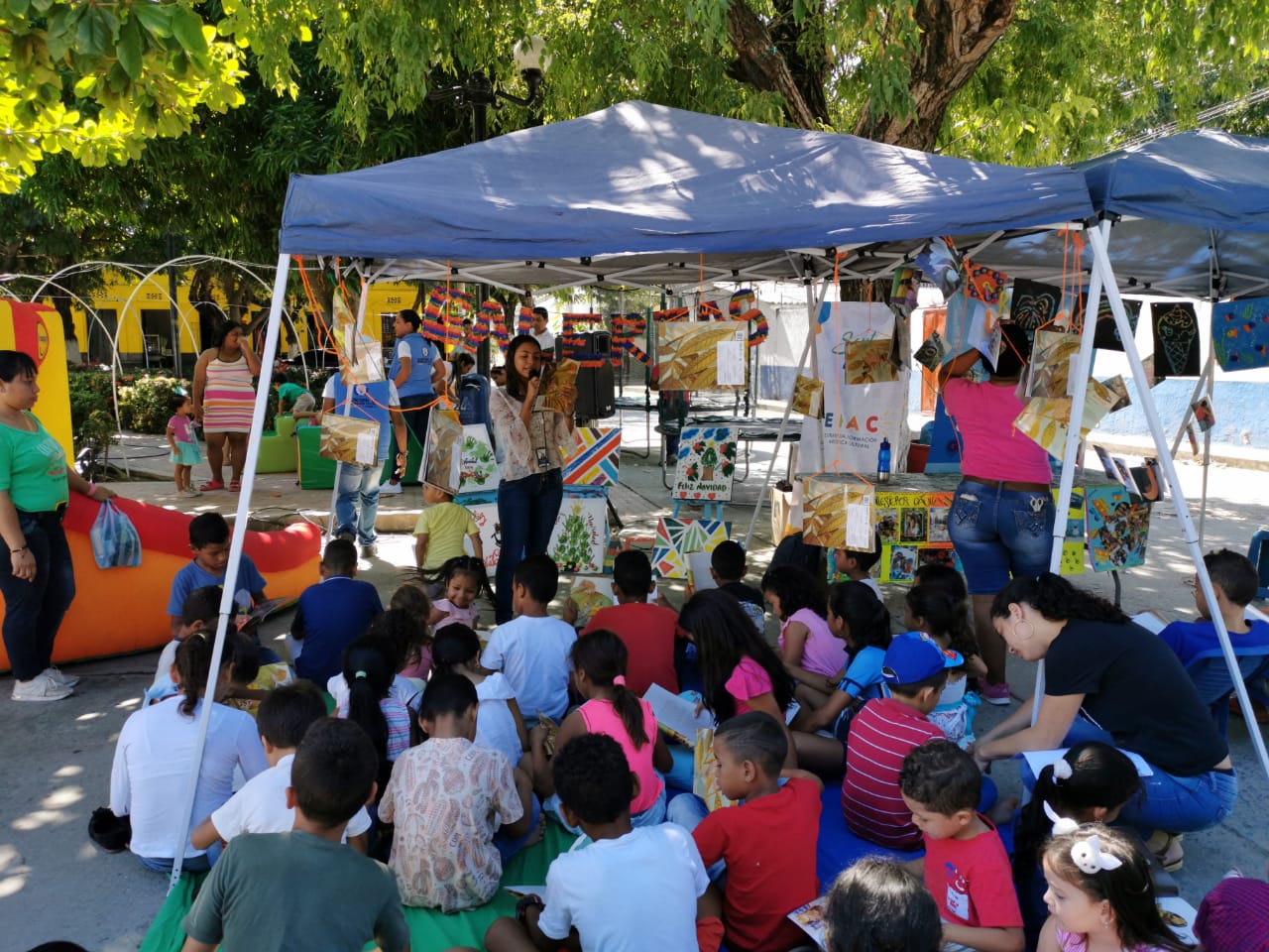 Bonda vivió el arte y la cultura  de la Galería Callejera de la EFAC