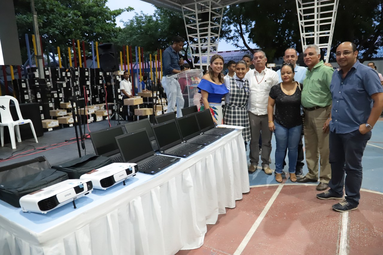 Se entregaron 900 computadores portátiles y 76 vídeos-Beams Se entregaron 900 computadores portátiles y 76 vídeos-Beams