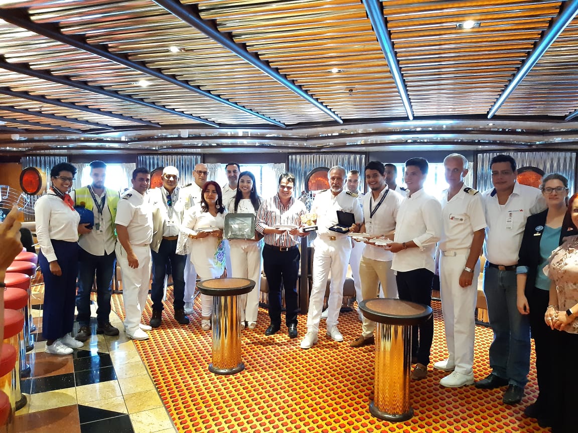 Alcaldía del Cambio entregó Llaves de la ciudad al capitán Massimo Marino del Carnival Legend Alcaldía del Cambio entregó Llaves de la ciudad al capitán Massimo Marino del Carnival Legend