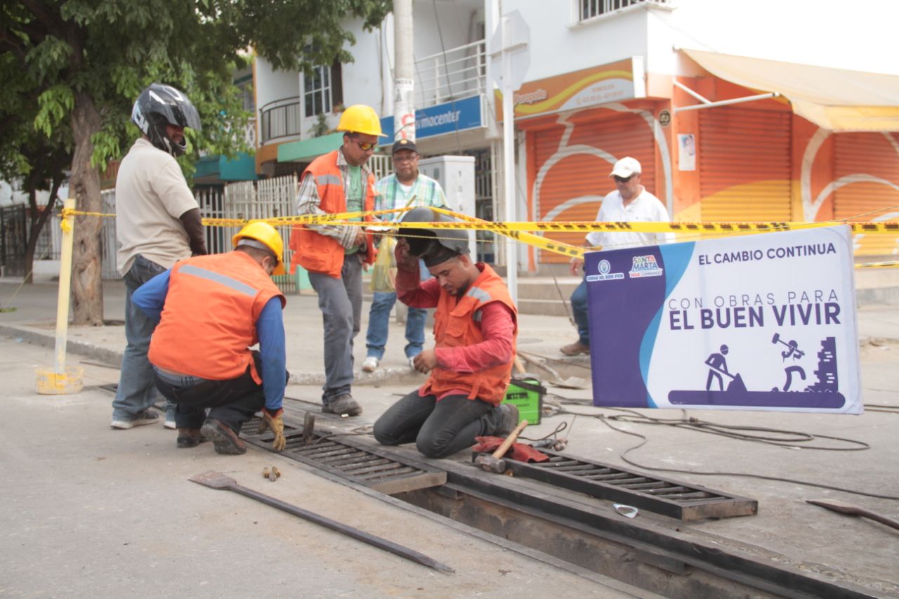 Avanza instalación de rejillas y mantenimiento en los canales de El Pando, Gaira y El Centro Avanza instalación de rejillas y mantenimiento en los canales de El Pando, Gaira y El Centro
