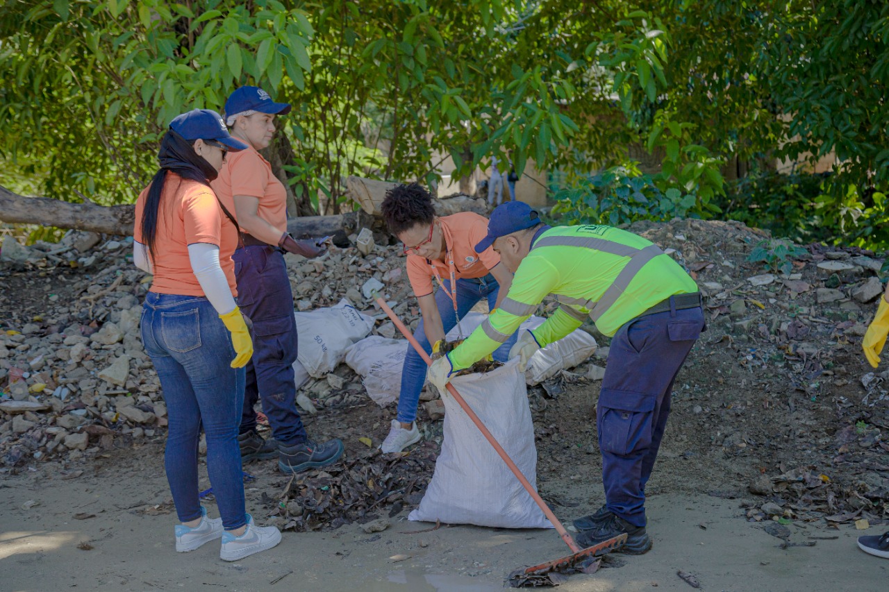 Distrito retira 420 kilos de basuras en jornada de limpieza en el río Manzanares