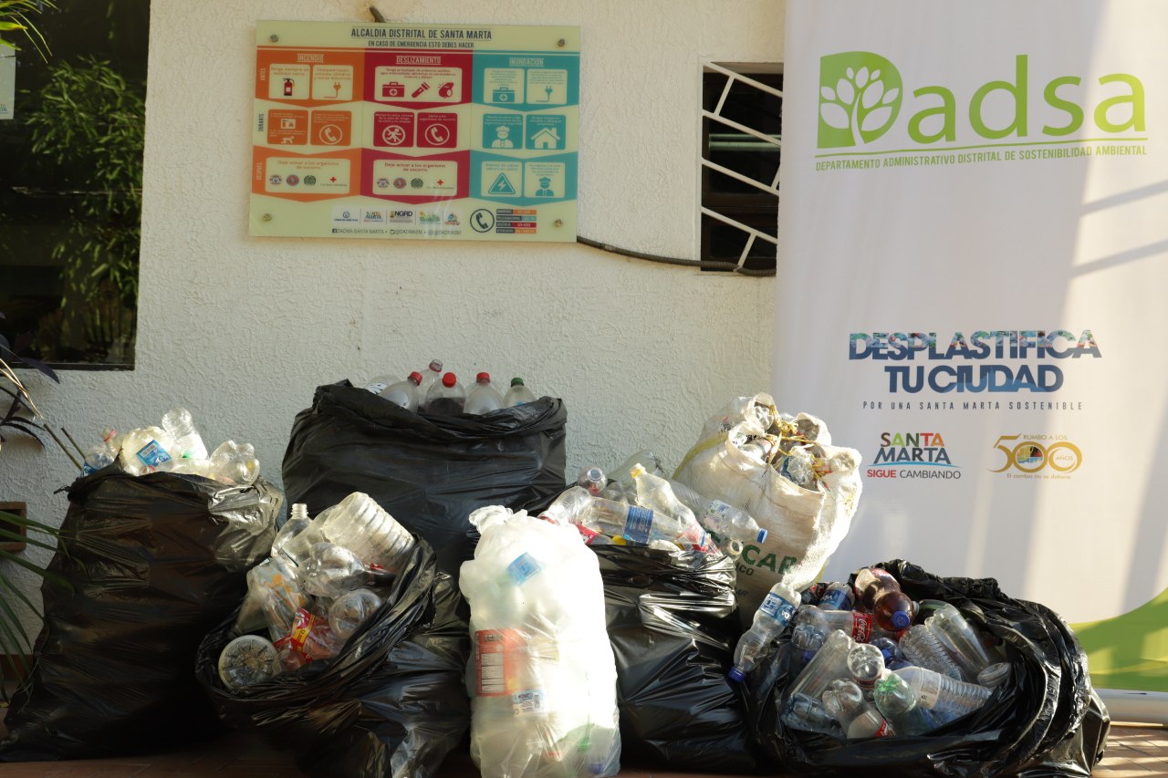 Samarios de 17 barrios vulnerables recogen miles de botellas plásticas para ‘Pesebres Ecológicos’ Samarios de 17 barrios vulnerables recogen miles de botellas plásticas para ‘Pesebres Ecológicos’