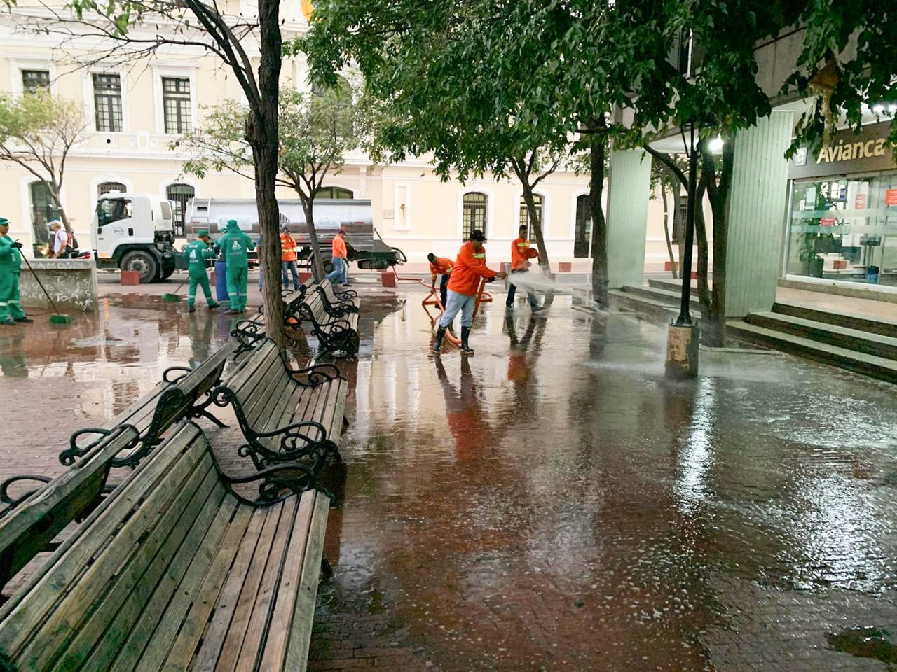 Essmar realiza  limpieza en los monumentos del Centro Histórico