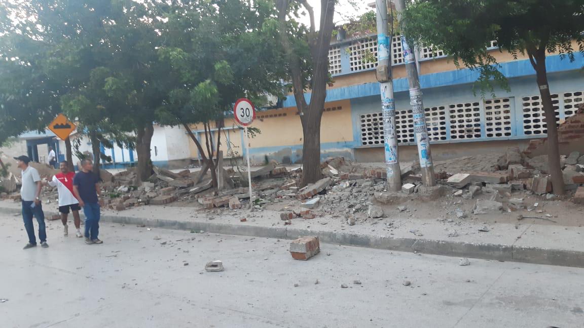 Acaldía Distrital evalúa reparación de muro caído en la I.E.D. Rodrigo de Bastidas Acaldía Distrital evalúa reparación de muro caído en la I.E.D. Rodrigo de Bastidas