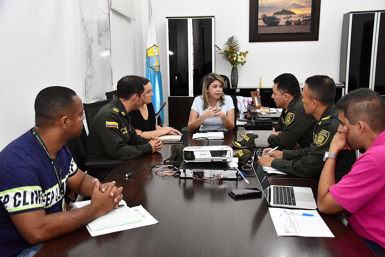 Alcaldesa Virna Johnson solicita al nuevo comandante reforzar la operatividad en la zona urbana y rural del Distrito Alcaldesa Virna Johnson solicita al nuevo comandante reforzar la operatividad en la zona urbana y rural del Distrito