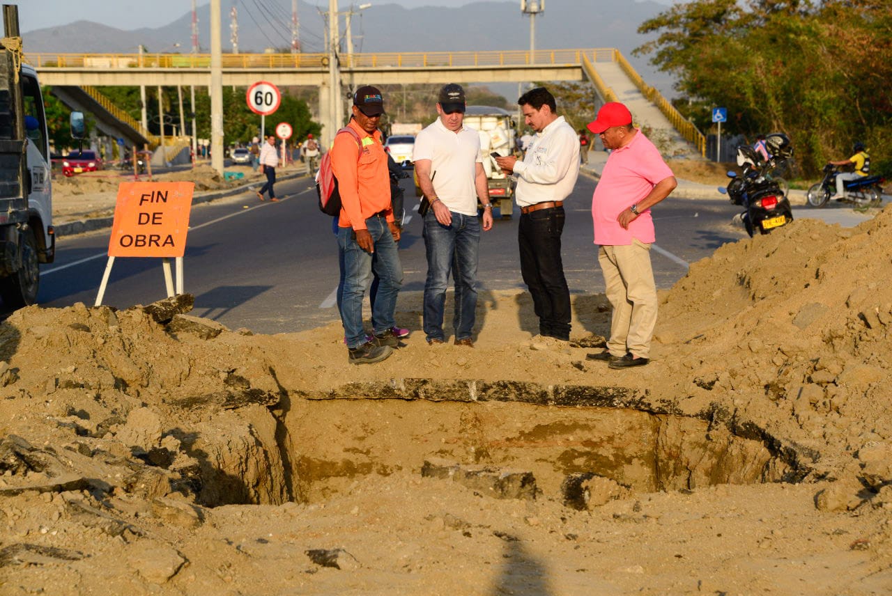 Gerente de la Essmar supervisa labores para controlar fuga de agua en Portal de las Avenidas Gerente de la Essmar supervisa labores para controlar fuga de agua en Portal de las Avenidas