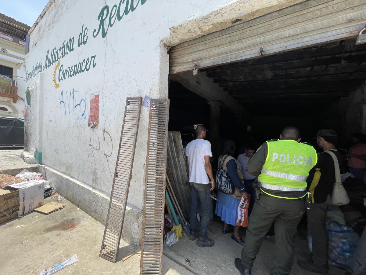 Distrito cierra “chiveras’ tras hallar tapas y rejillas de alcantarilla robadas